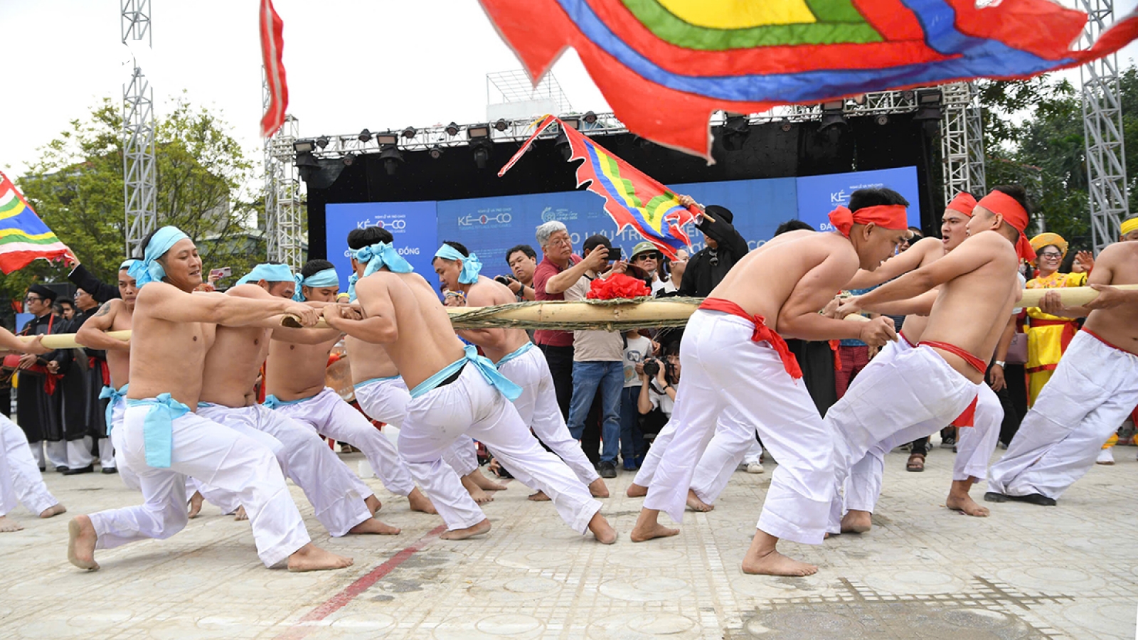 Trai tráng cởi trần trình diễn nghi lễ và trò chơi kéo co tại Hà Nội