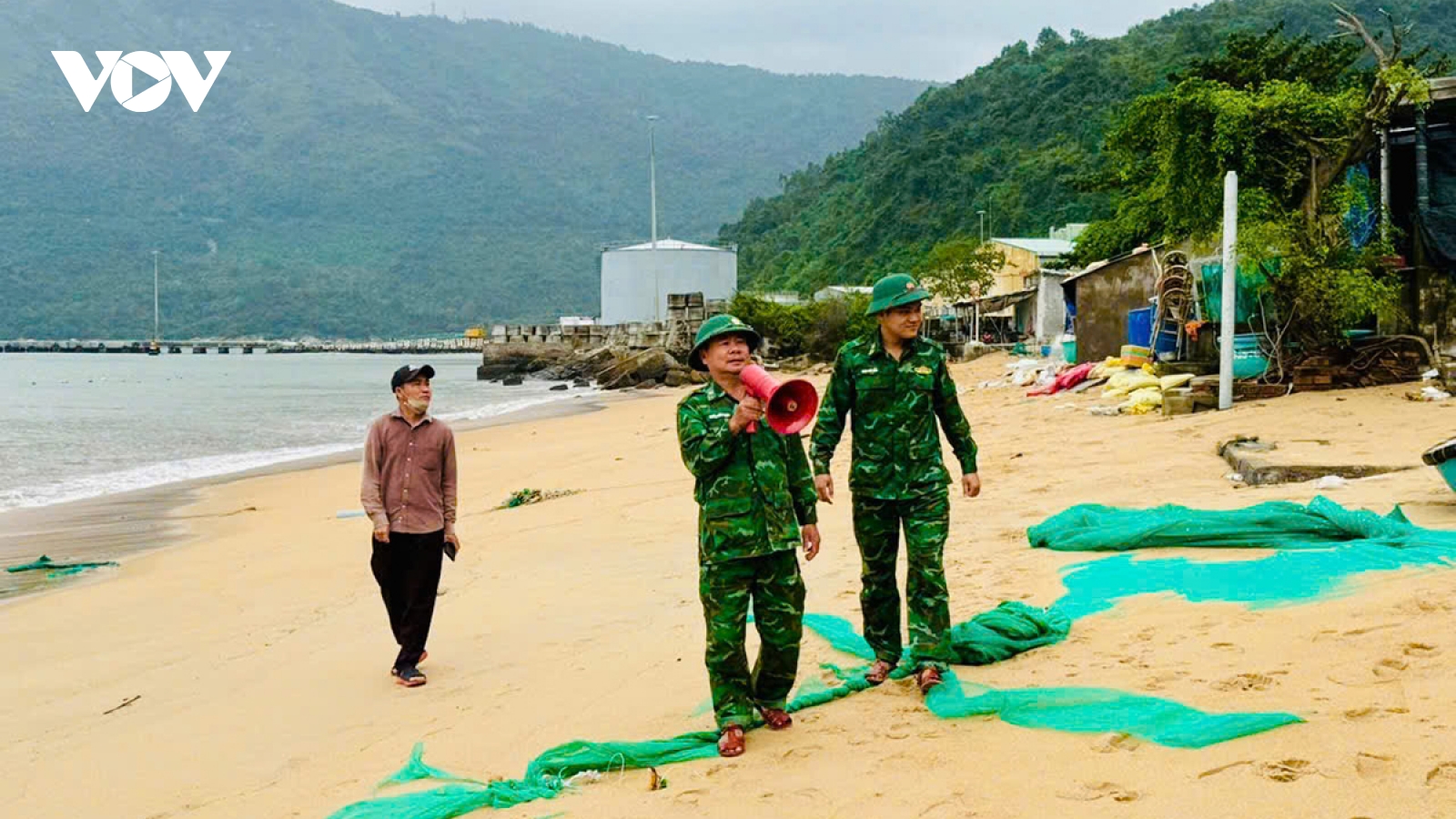 Bão số 15 liên tục đổi hướng, chủ động ứng phó theo hai kịch bản