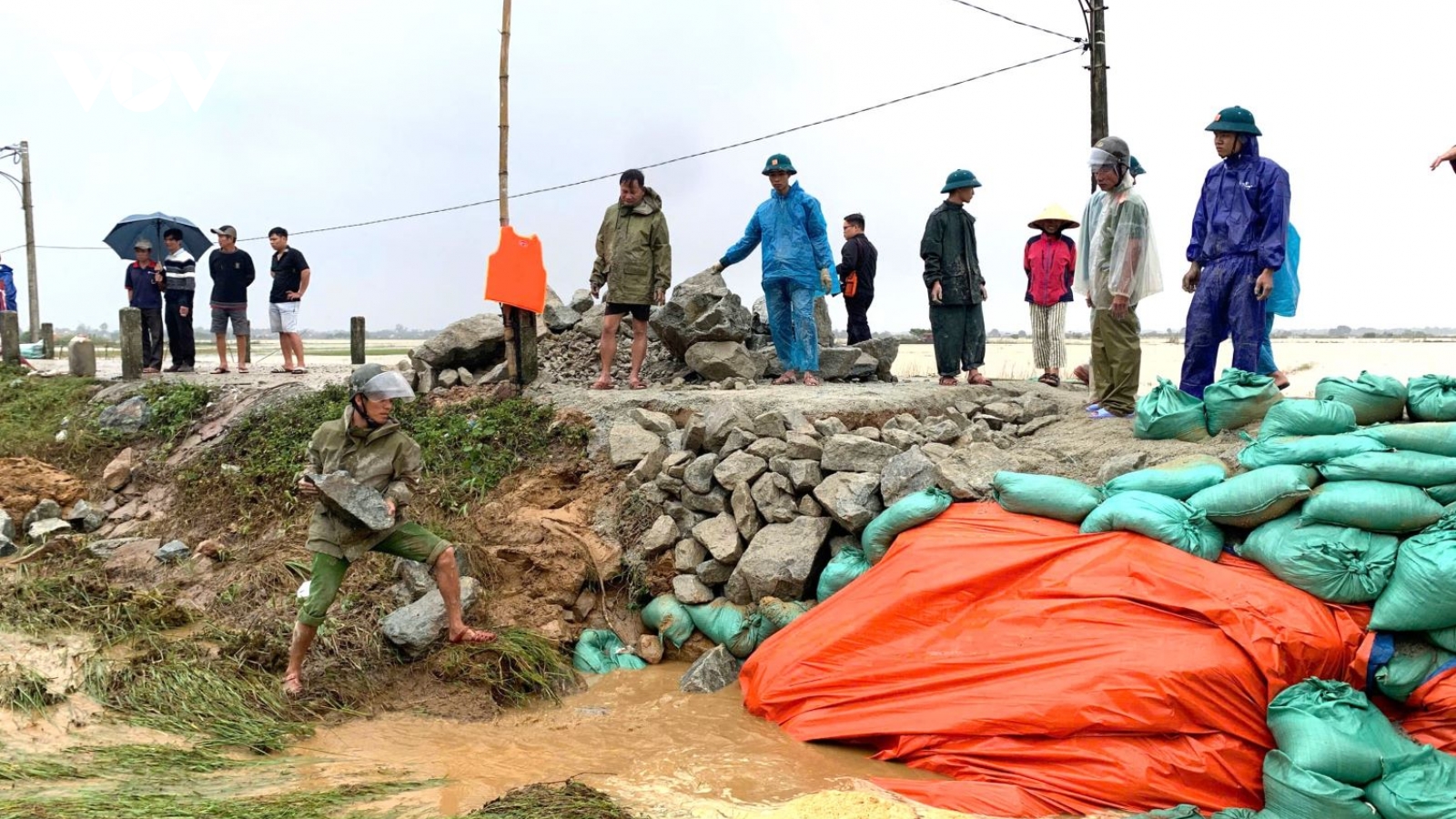TP Huế: Khắc phục sự cố vỡ đê Niêm Phò - Nho Lâm, đảm bảo an toàn trước bão số 13
