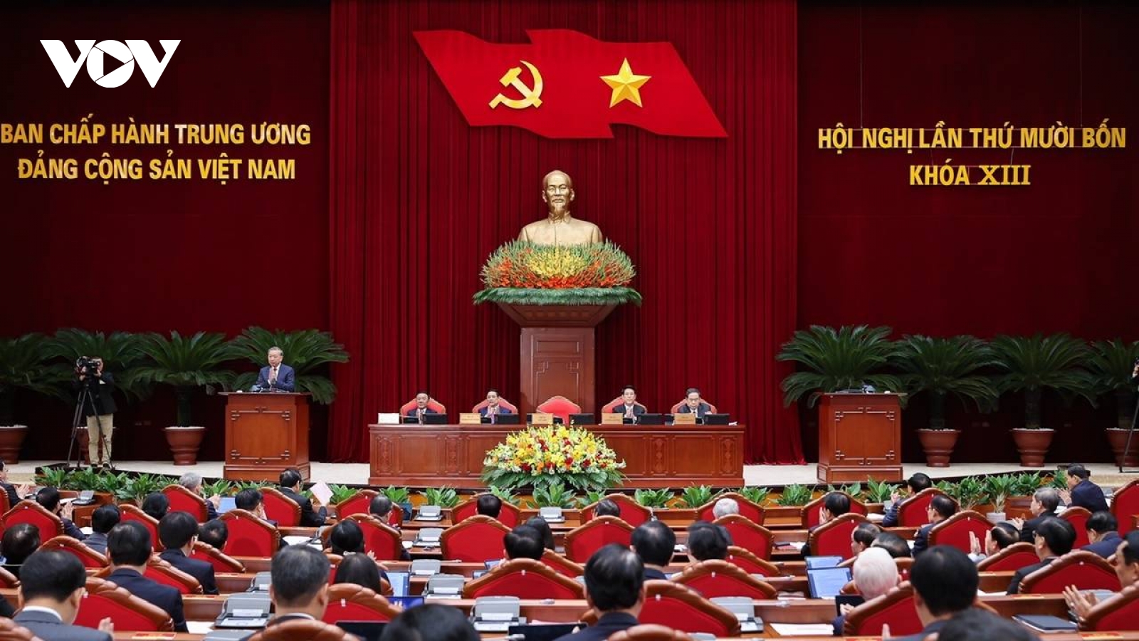 Thông cáo ngày làm việc thứ nhất Hội nghị Trung ương 14