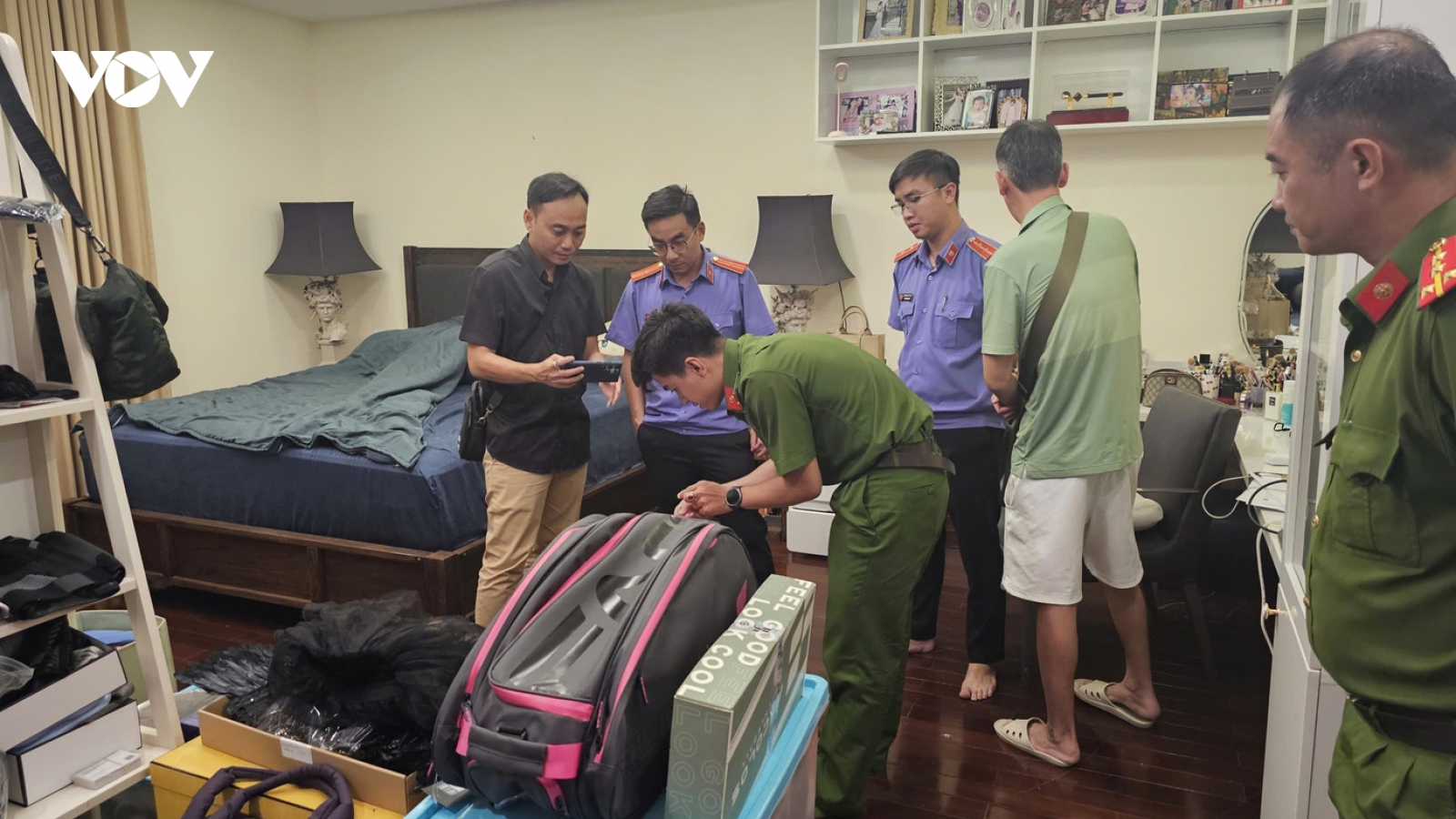 Cảnh sát khám xét biệt thự của diễn viên Trương Ngọc Ánh