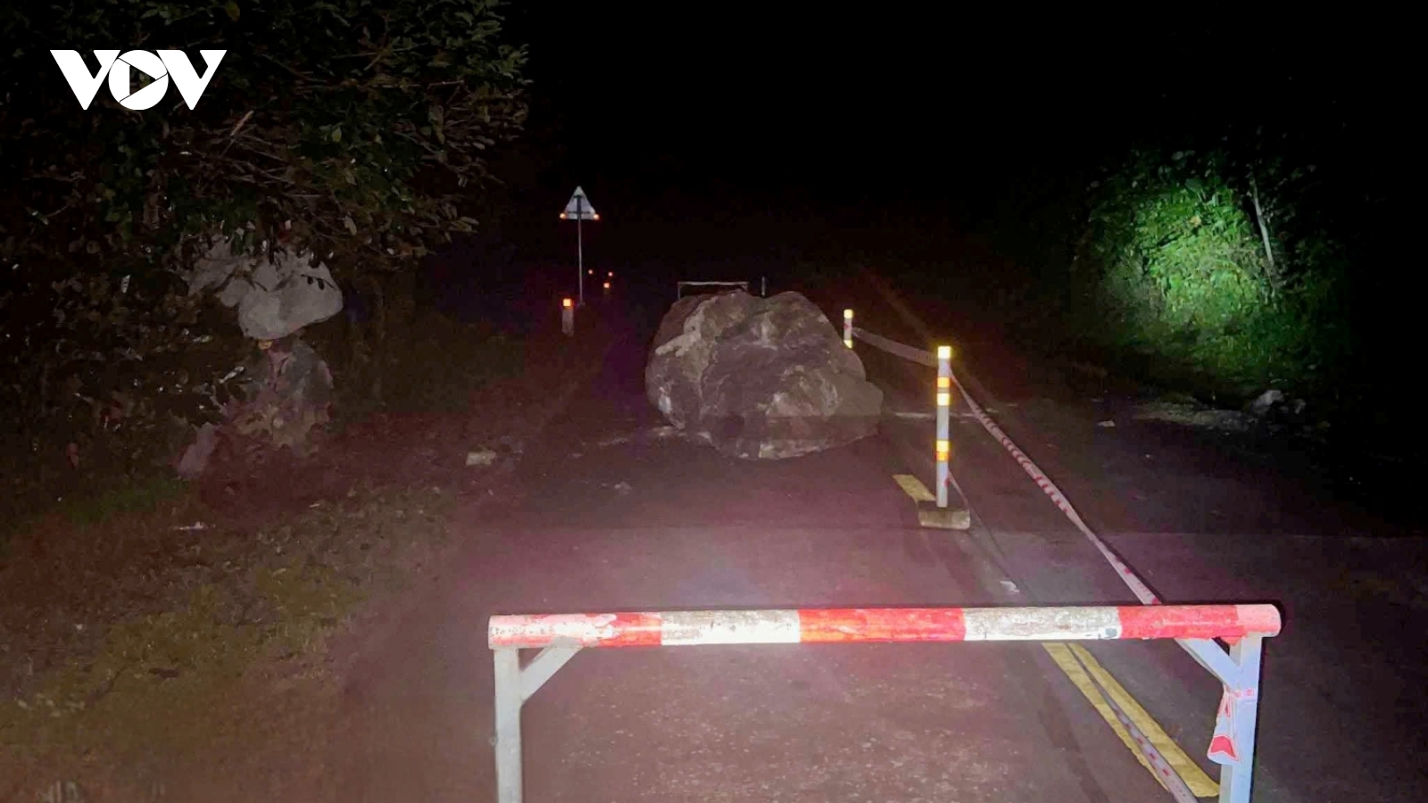 Đá lớn hàng tấn bất ngờ lăn từ vách núi xuống đường Hồ Chí Minh