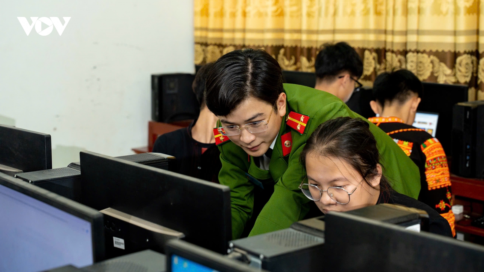 Công an xã "cầm tay chỉ luật" cho trẻ em vùng cao ở Bắc Ninh