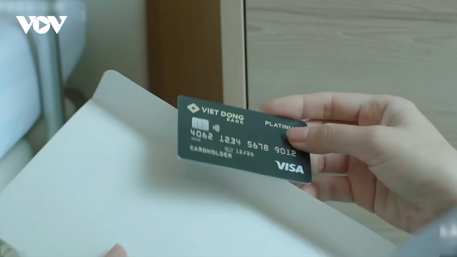 “Lằn ranh” tập 14: Thu phát hiện thẻ đen bí ẩn trong ngăn kéo của chồng