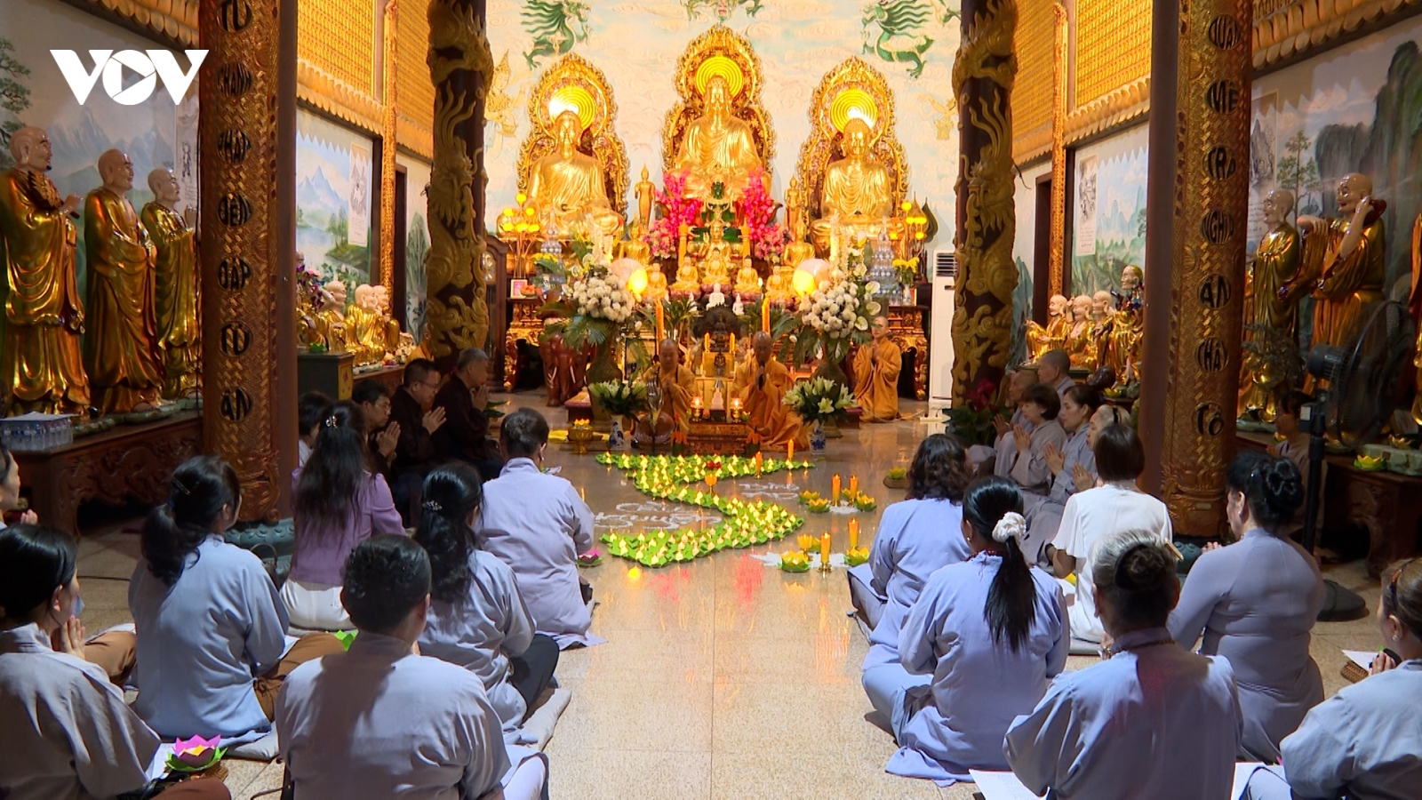 Người Việt tại Lào cầu nguyện cho đồng bào vùng bão lũ ở quê hương