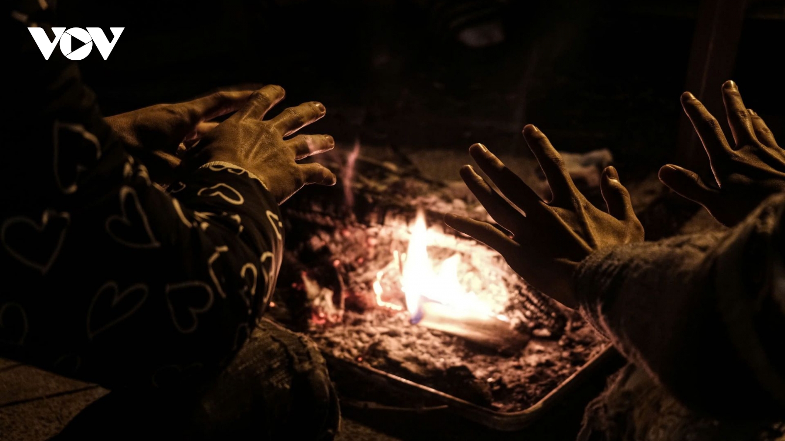 Đêm rét đầu mùa, tiểu thương nhóm bếp than, mặc ba lớp áo chống cái lạnh