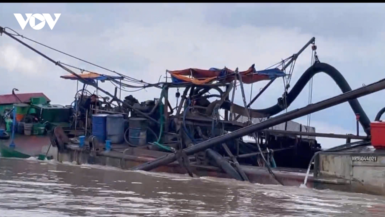 "Tập kích" trong đêm xử lý 10 phương tiện tàng trữ cát trái phép