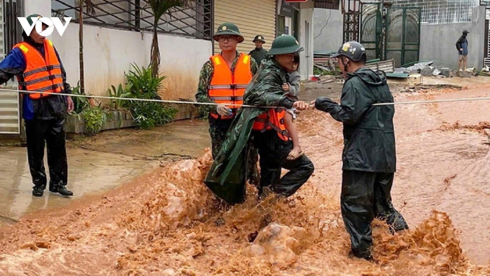 Thủ tướng yêu cầu đảm bảo điện và nguồn cung hàng thiết yếu sau mưa lũ