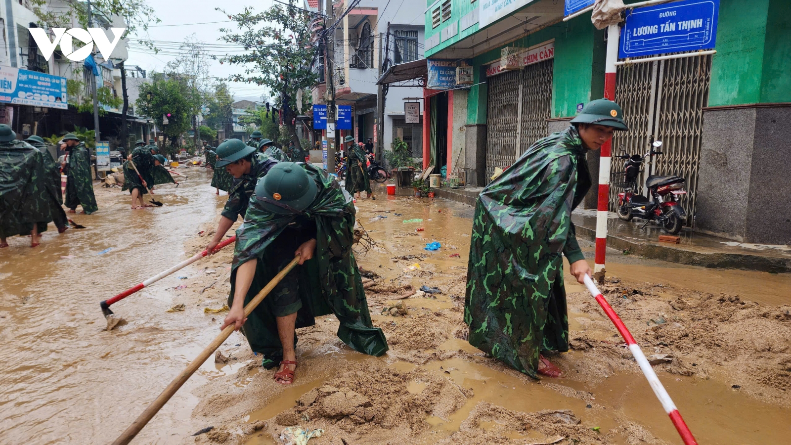 Ngập ngụa bùn đất, đồ đạc hư hỏng sau khi lũ rút ở Phú Yên cũ
