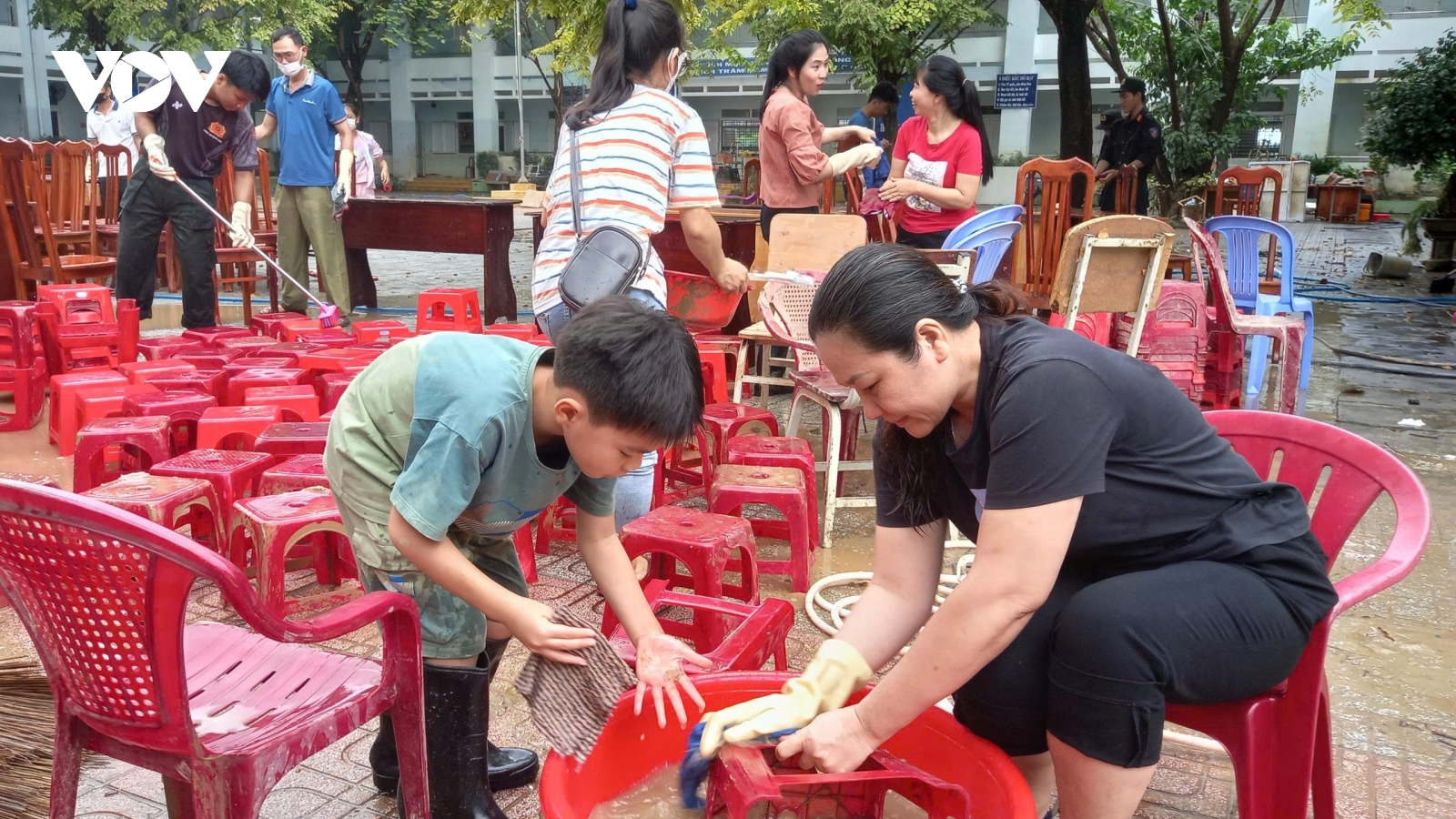 Người dân vùng lũ cần nước sạch và bữa cơm nóng