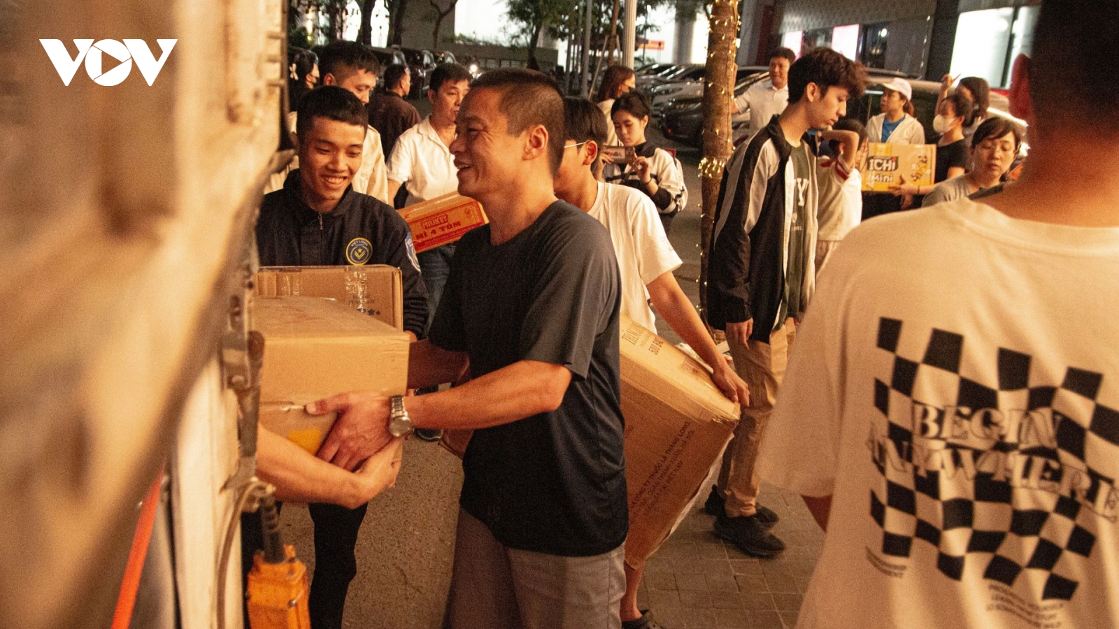 Cả khu chung cư ở Hà Nội tất bật gửi hàng cứu trợ đồng bào vùng lũ trong đêm