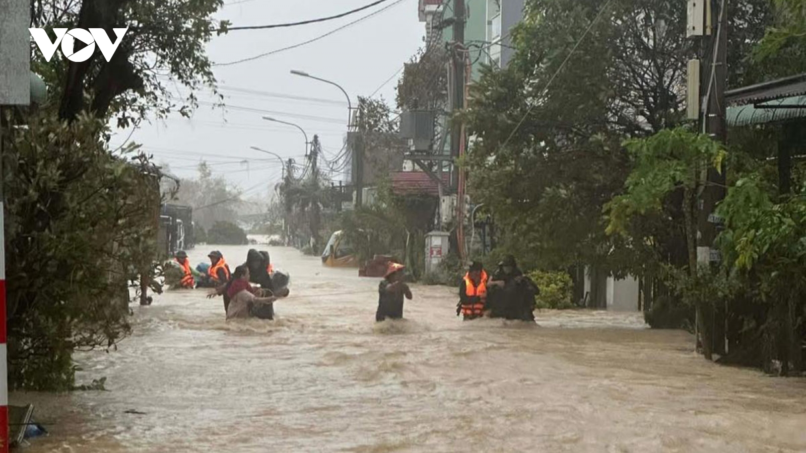 Nam Trung Bộ chìm trong mưa lớn, gió mạnh do không khí lạnh tăng cường