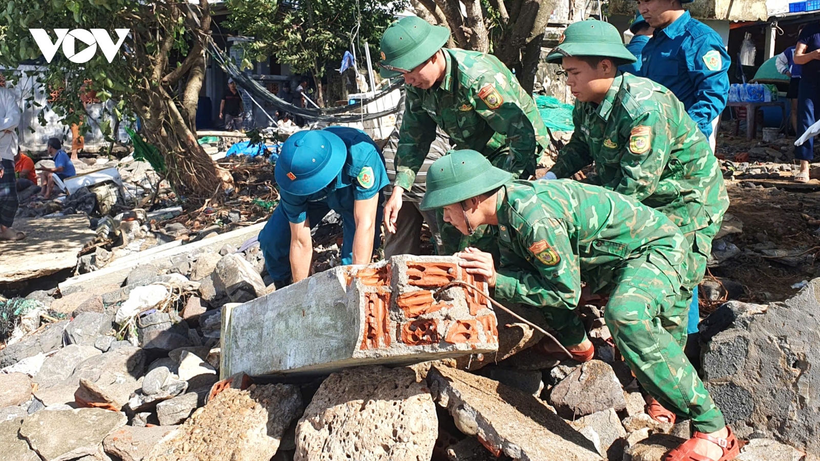 Lực lượng vũ trang giúp người dân Quảng Ngãi khắc phục hậu quả bão số 13