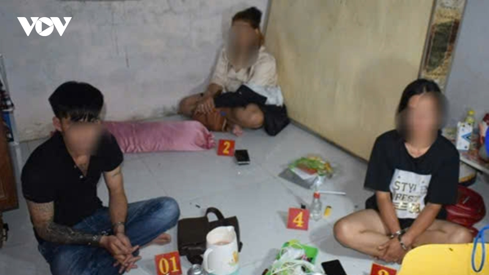 Hai vợ chồng cùng bạn tổ chức "tiệc ma túy" tại nhà