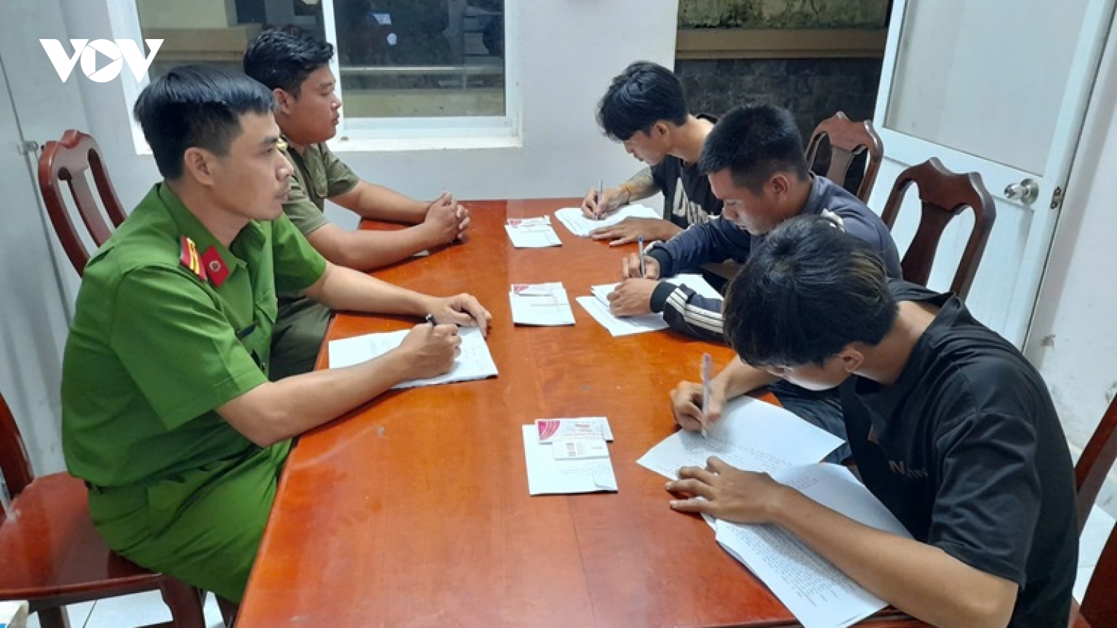 Công an lập chốt chặn trong đêm, truy bắt nhóm thanh niên sử dụng ma túy