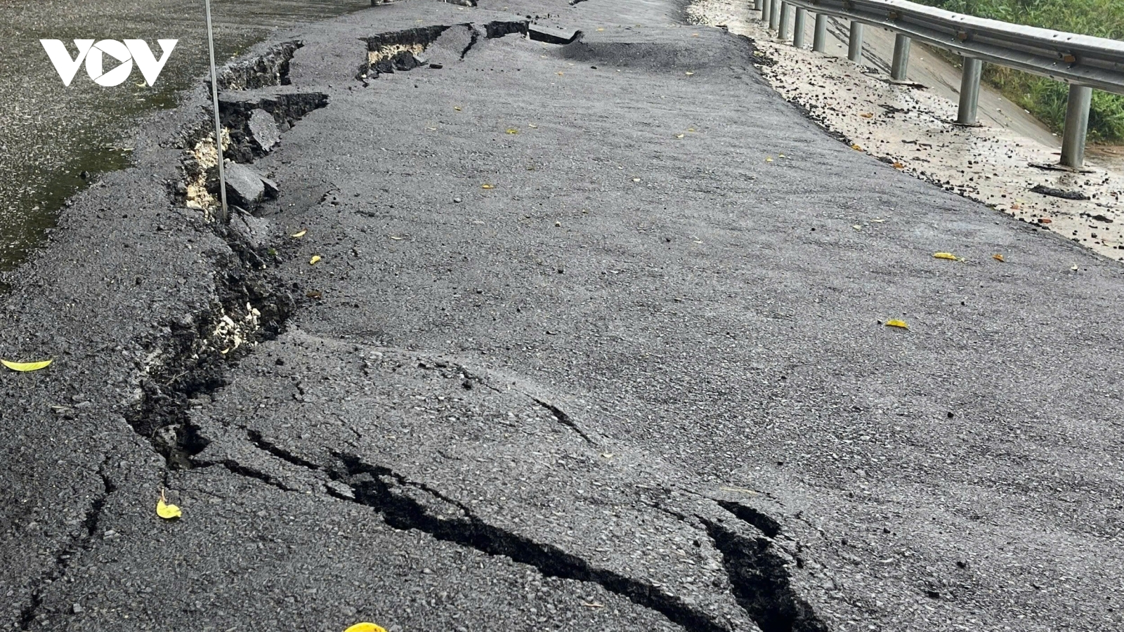 Nhiều tuyến giao thông ở Quảng Ngãi sạt lở, ách tắc