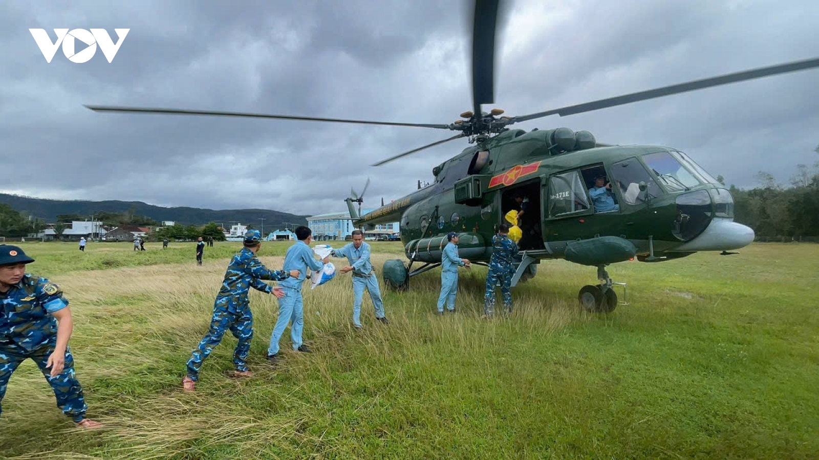 Thủ tướng: Bằng mọi cách tiếp cận cho được tất cả các hộ dân bị cô lập do lũ lụt