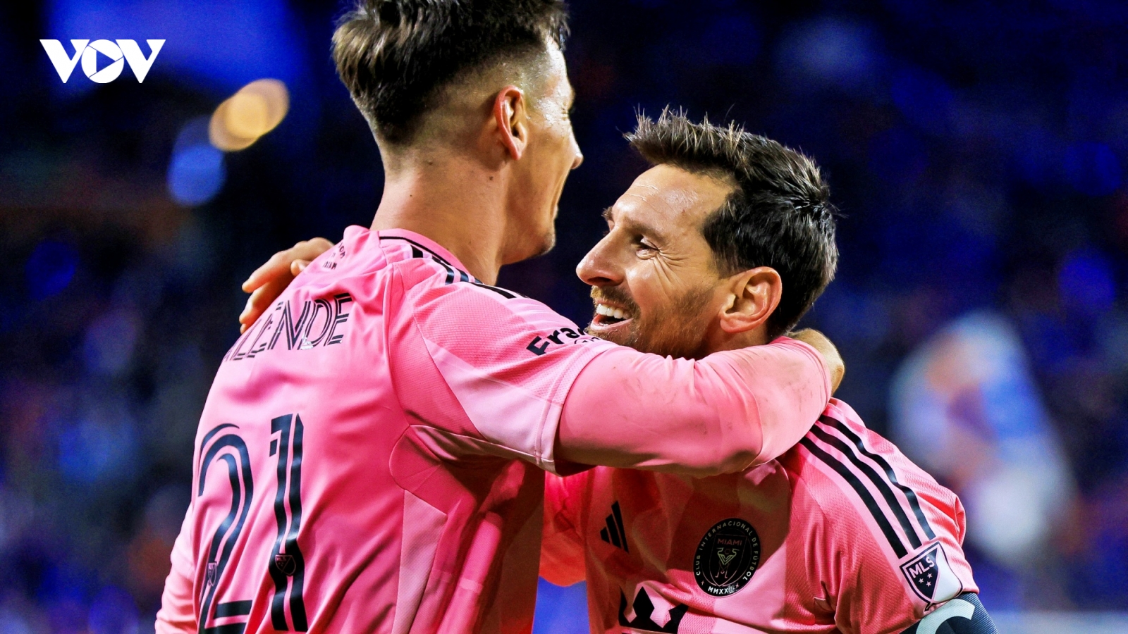 Ronaldo gọi, Messi trả lời với dấu mốc "không tưởng"
