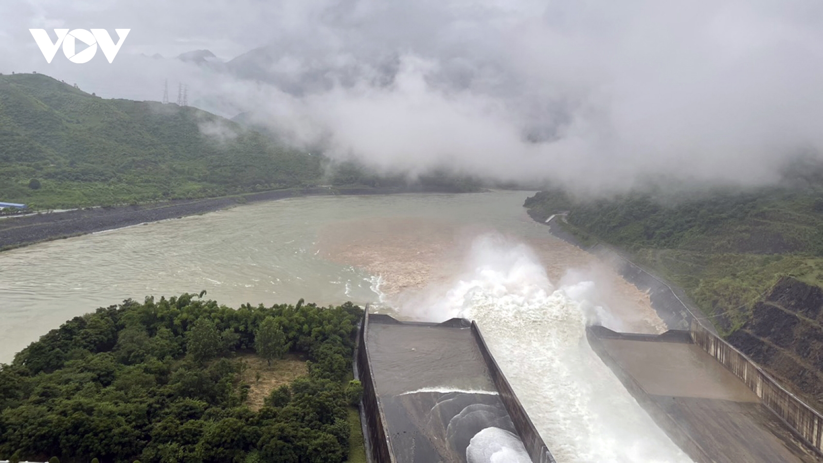 Mở 1 cửa xả đáy thủy điện Sơn La và mở cửa tràn xả mặt thủy điện Lai Châu