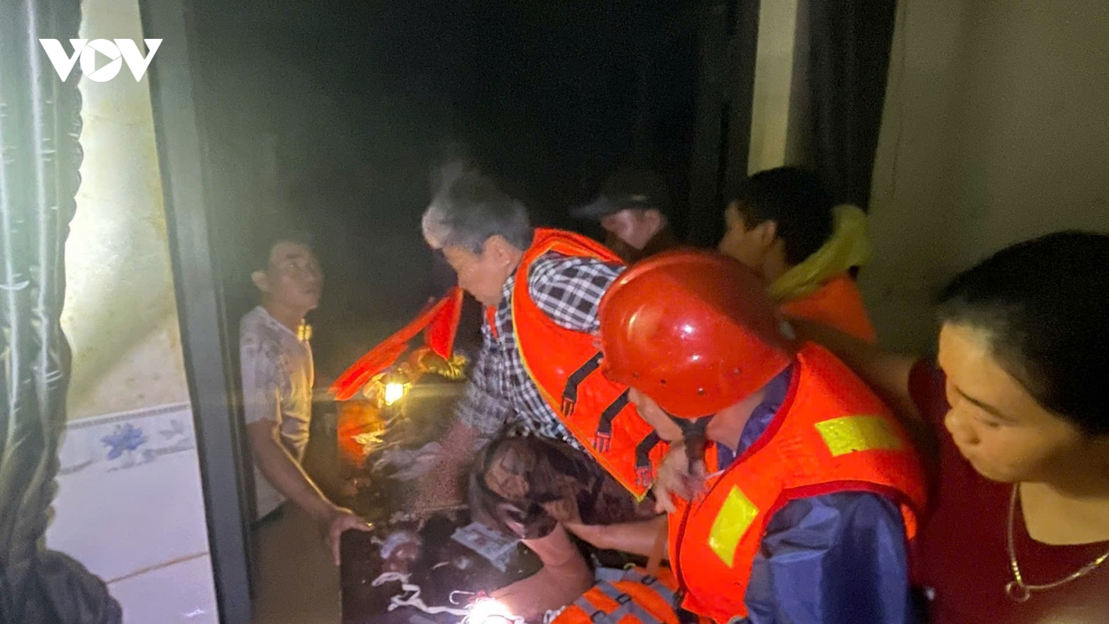Người dân vùng lũ Khánh Hòa: "Đu lên xà nhà, tôi cứ nghĩ mình chết rồi"