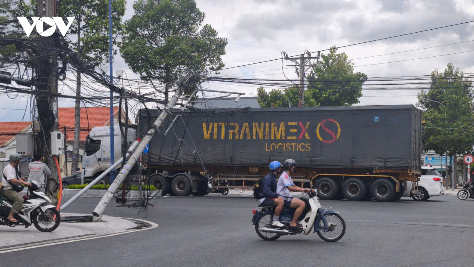 Một người đi xe máy vướng dây dẫn điện, ngã tử vong ở Đồng Tháp