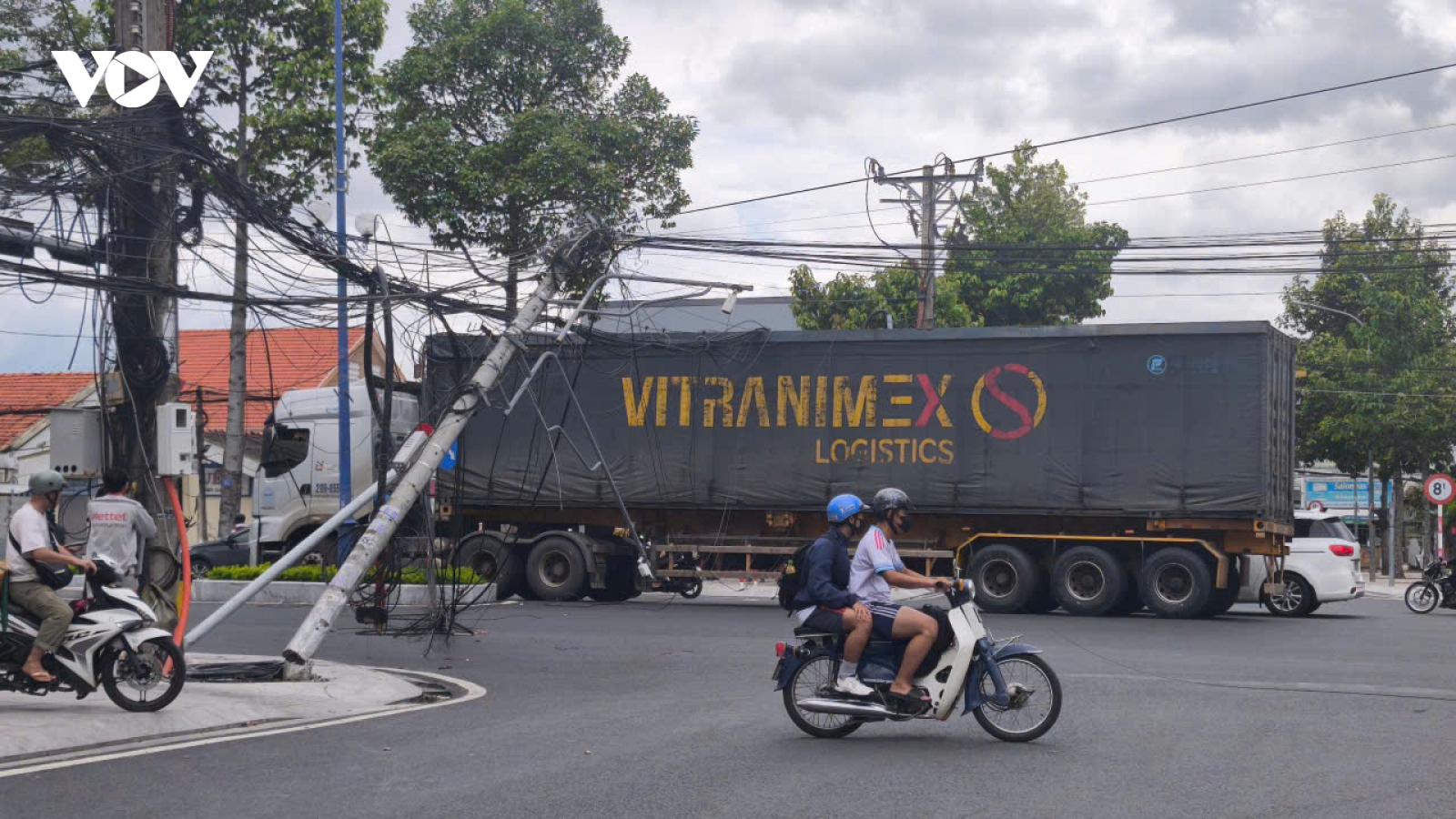 Một người đi xe máy vướng dây dẫn điện, ngã tử vong ở Đồng Tháp