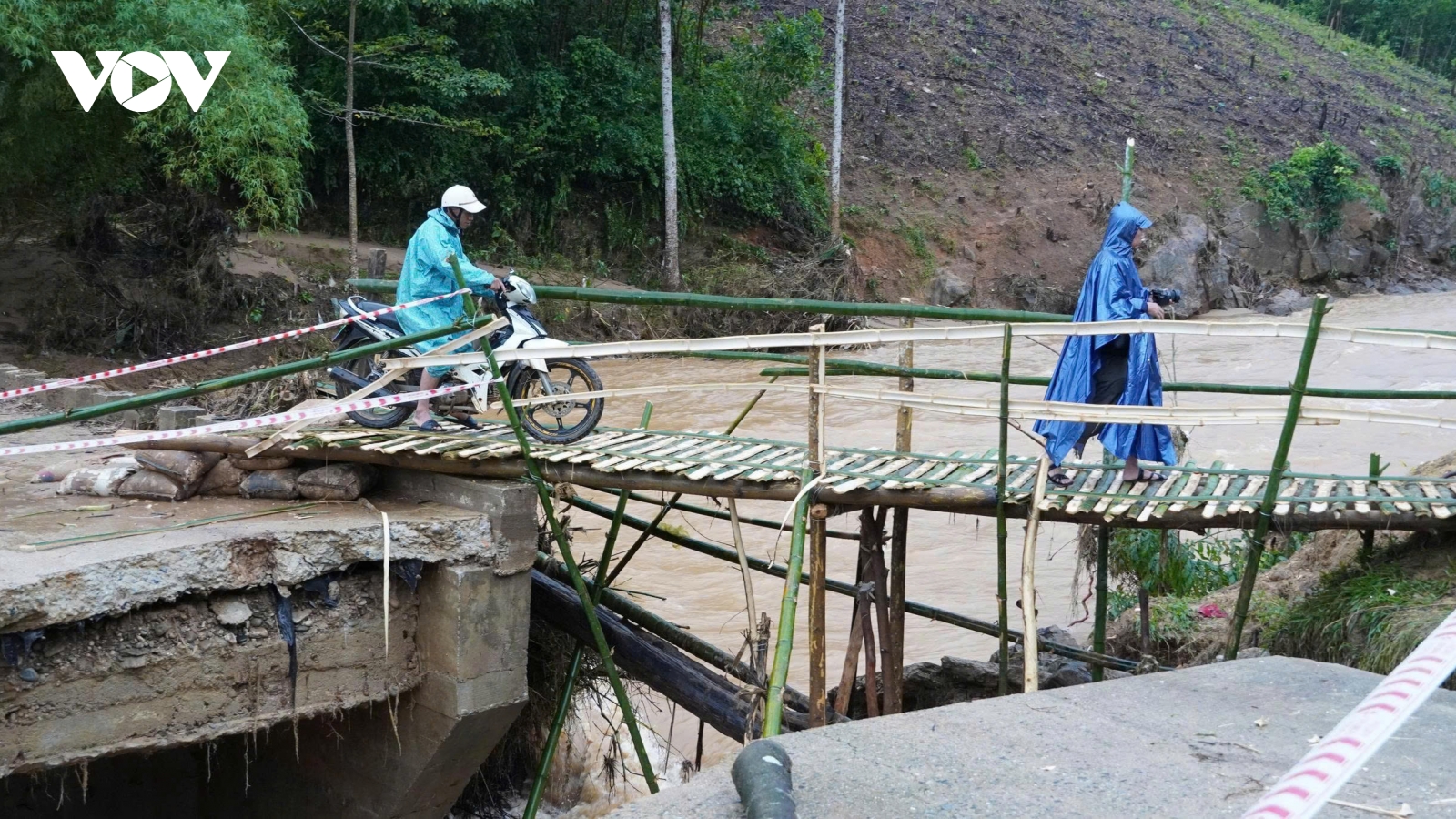 Mưa lũ miền Trung: 1 người chết, 4 người mất tích, ngập nhà lần thứ 5