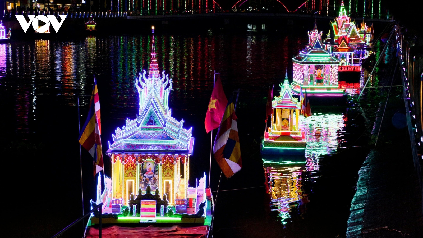 Lung linh Lôiprotip và ghe Cà Hâu tại lễ hội Óoc Om Bóc - Đua ghe Ngo