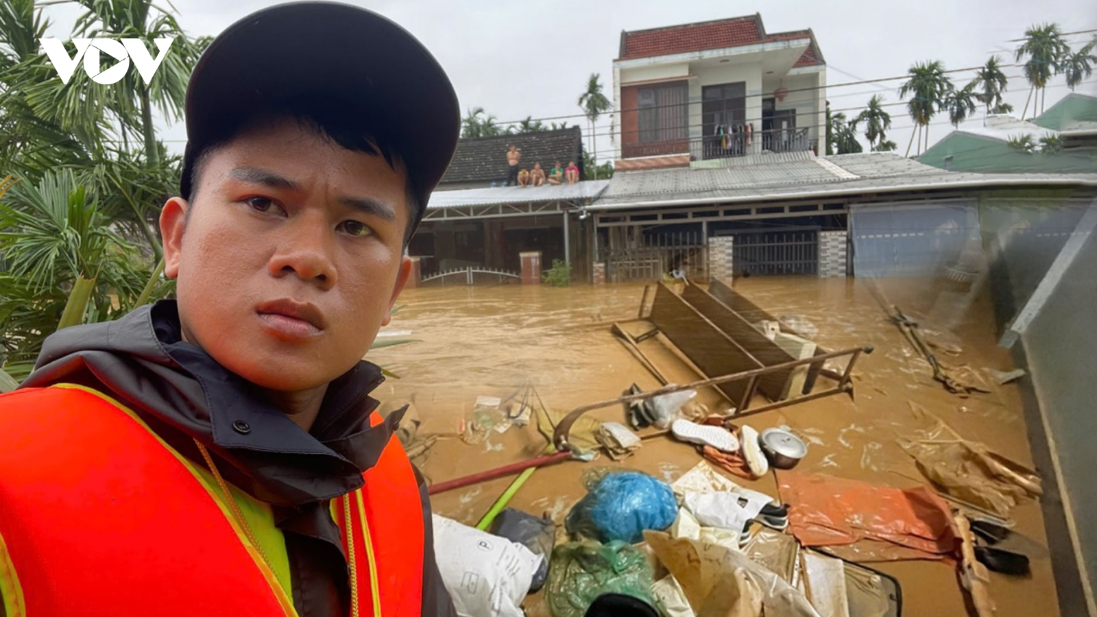 Đi cứu hộ về, chàng trai Huế bủn rủn khi nhà cửa tan hoang trong nước lũ