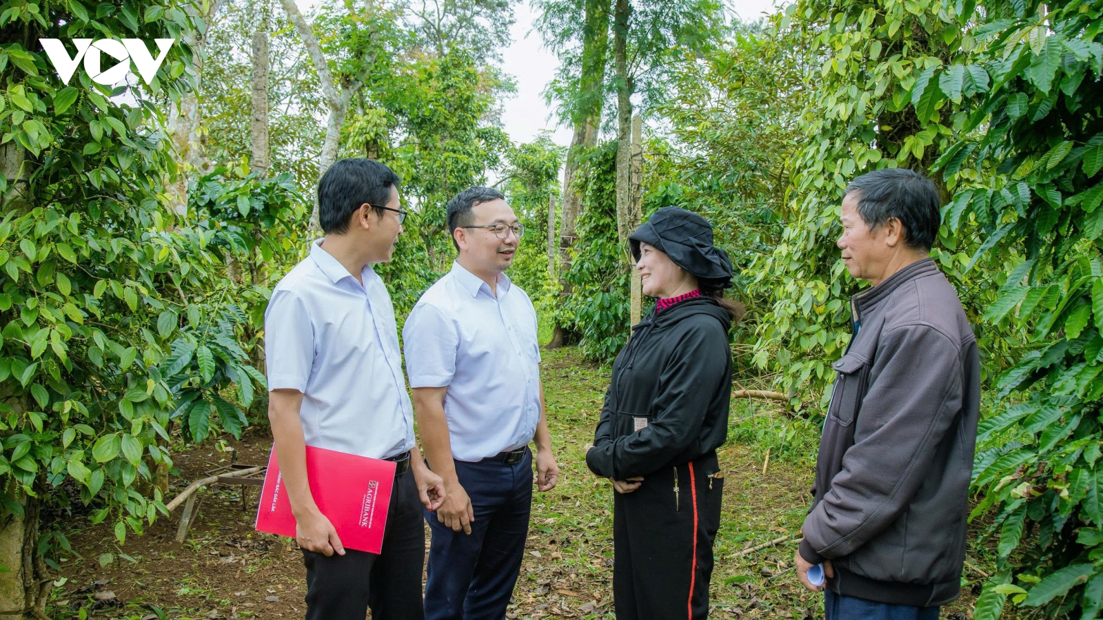 Chuyển đổi số ngân hàng giúp mở rộng cơ hội tài chính đến từng buôn làng ở Đắk Lắk