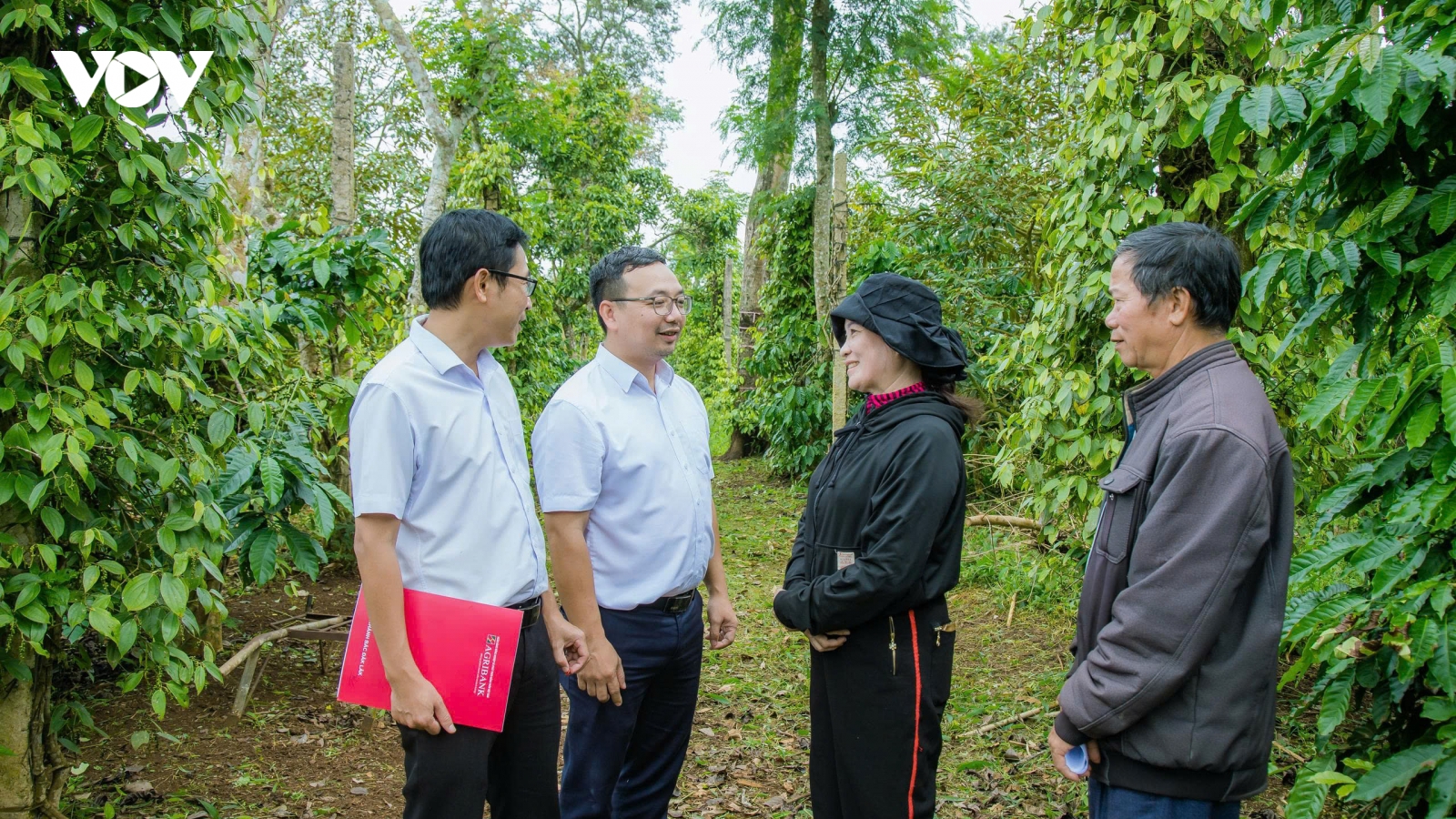 Chuyển đổi số ngân hàng giúp mở rộng cơ hội tài chính đến từng buôn làng ở Đắk Lắk