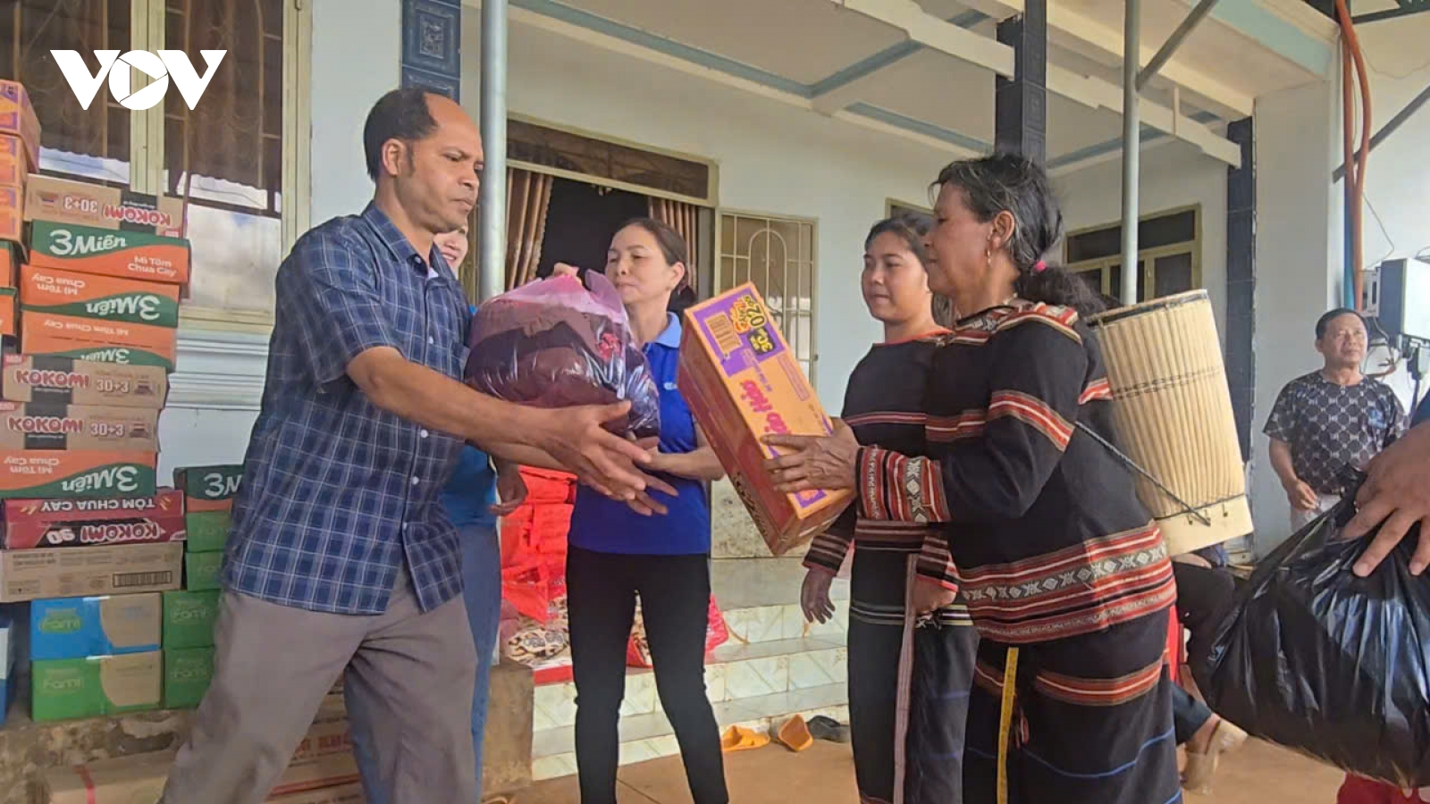 Nghĩa tình mộc mạc gửi về vùng lũ miền xuôi
