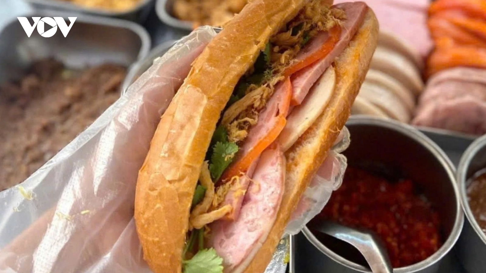 Bộ Y tế vào cuộc vụ hàng trăm người nghi ngộ độc sau ăn bánh mì tại TPHCM