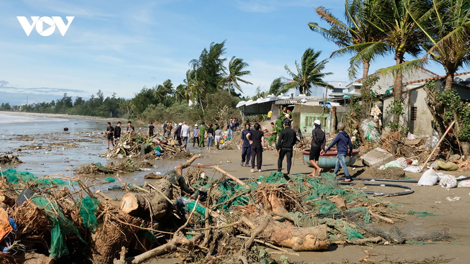 Bão số 13 đánh sập tường, hỏng nhà người dân ven biển Quảng Ngãi
