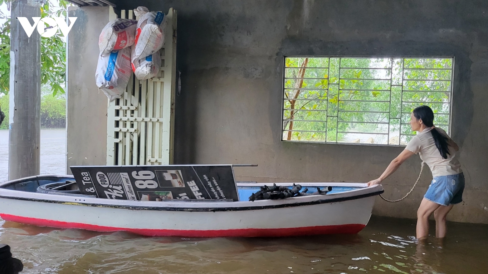 Mưa lớn gây ngập lụt ở Lệ Thủy, Quảng Trị, dân vất vả kê đồ tránh lũ