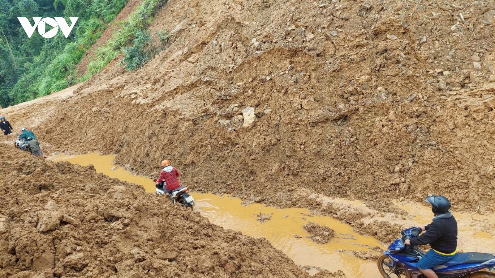 Quốc lộ 40B tan hoang sau mưa lũ, đất no nước đe dọa sạt lở bất cứ lúc nào