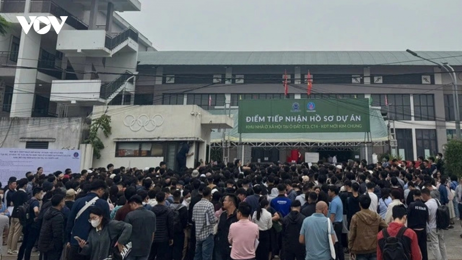 Giải quyết căn cơ tình trạng hàng nghìn người chen nhau nộp hồ sơ nhà ở xã hội
