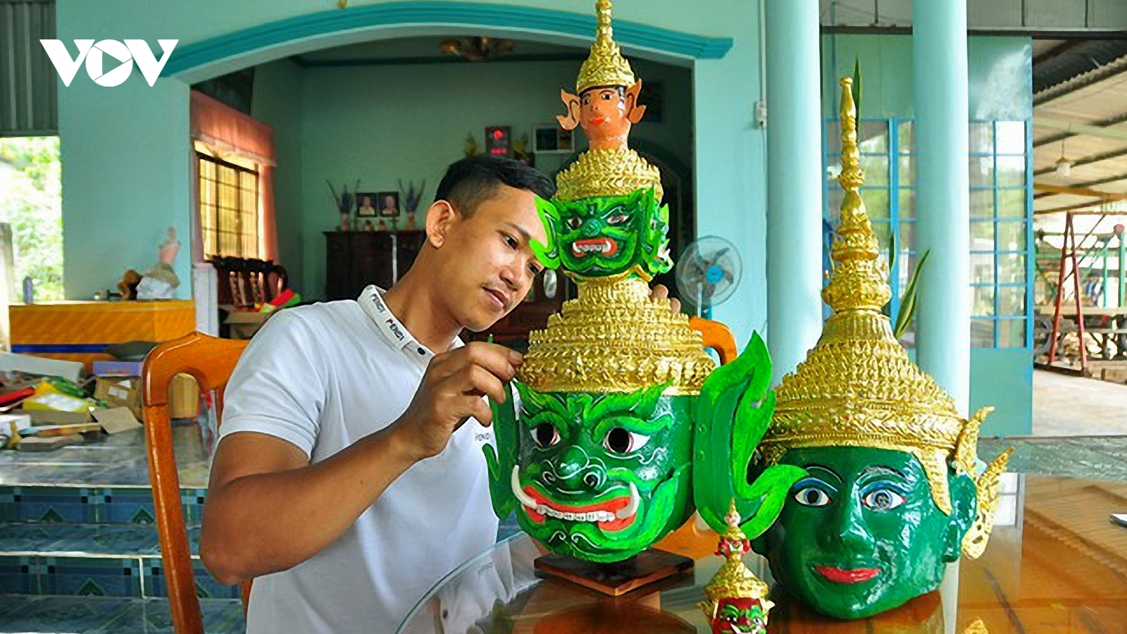 Nghề chế tác mão, mặt nạ của người Khmer – Di sản sống giữa đời thường