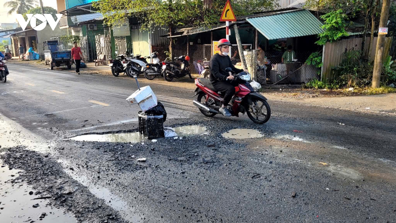 Nhiều “bẫy tử thần” trên mặt đường tỉnh 879 (Đồng Tháp) đe dọa tính mạng con người