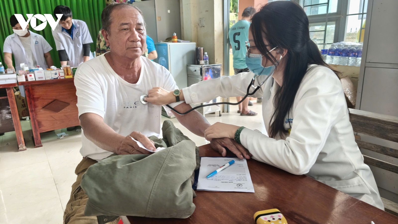 Thăm khám, đảm bảo sức khỏe cho người dân vùng lũ ở Đắk Lắk