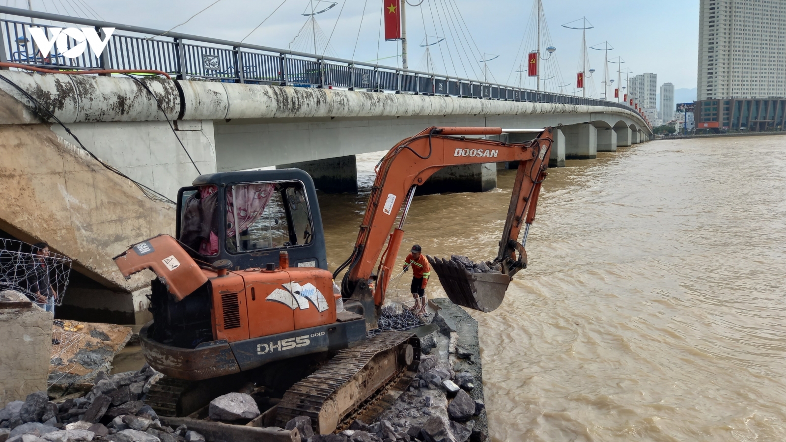 Sạt lở mố cầu Trần Phú bắc qua cửa sông Cái tại Nha Trang