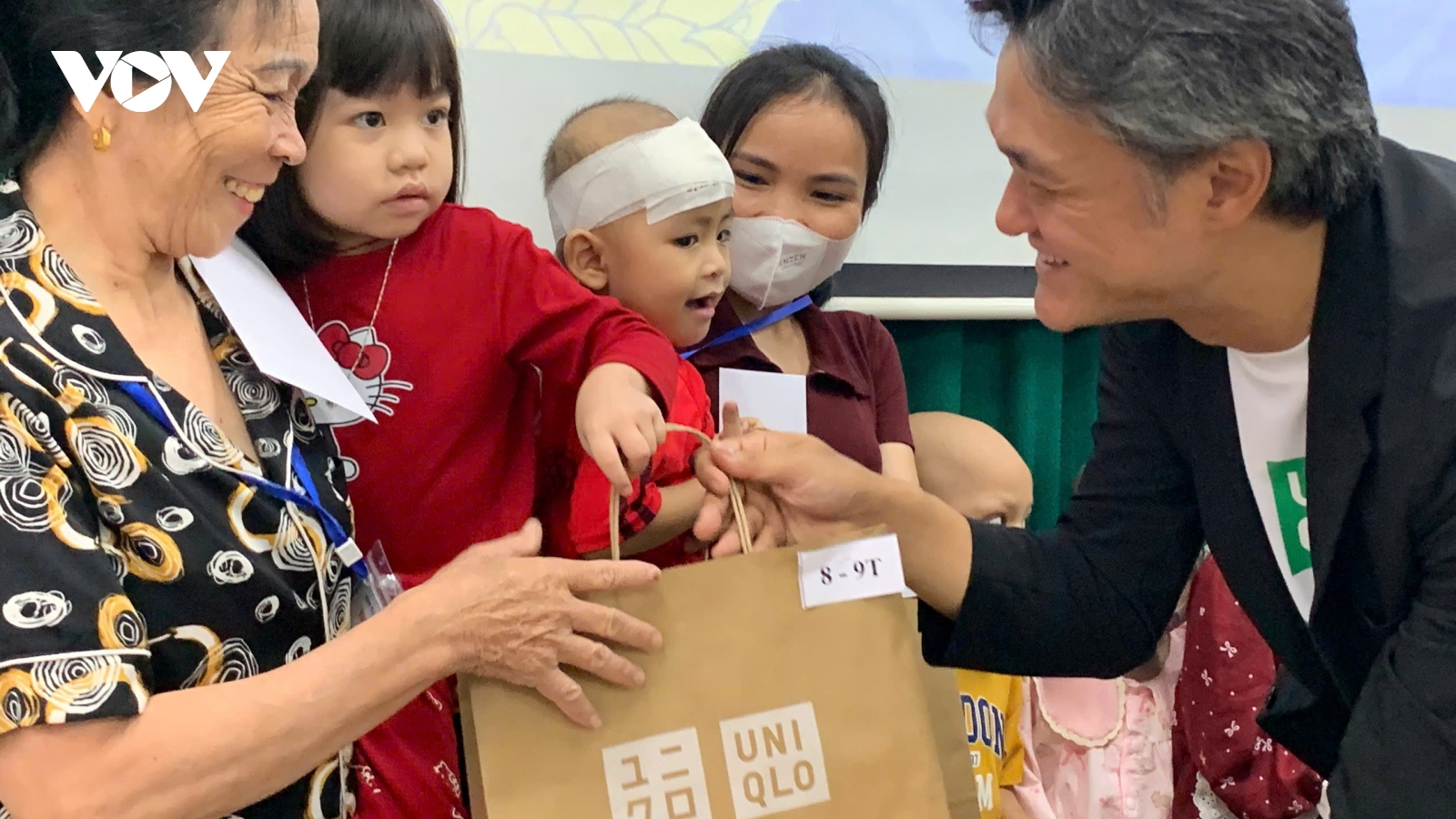 Nhiều tổ chức, cá nhân hỗ trợ người dân Huế khắc phục hậu quả mưa lũ