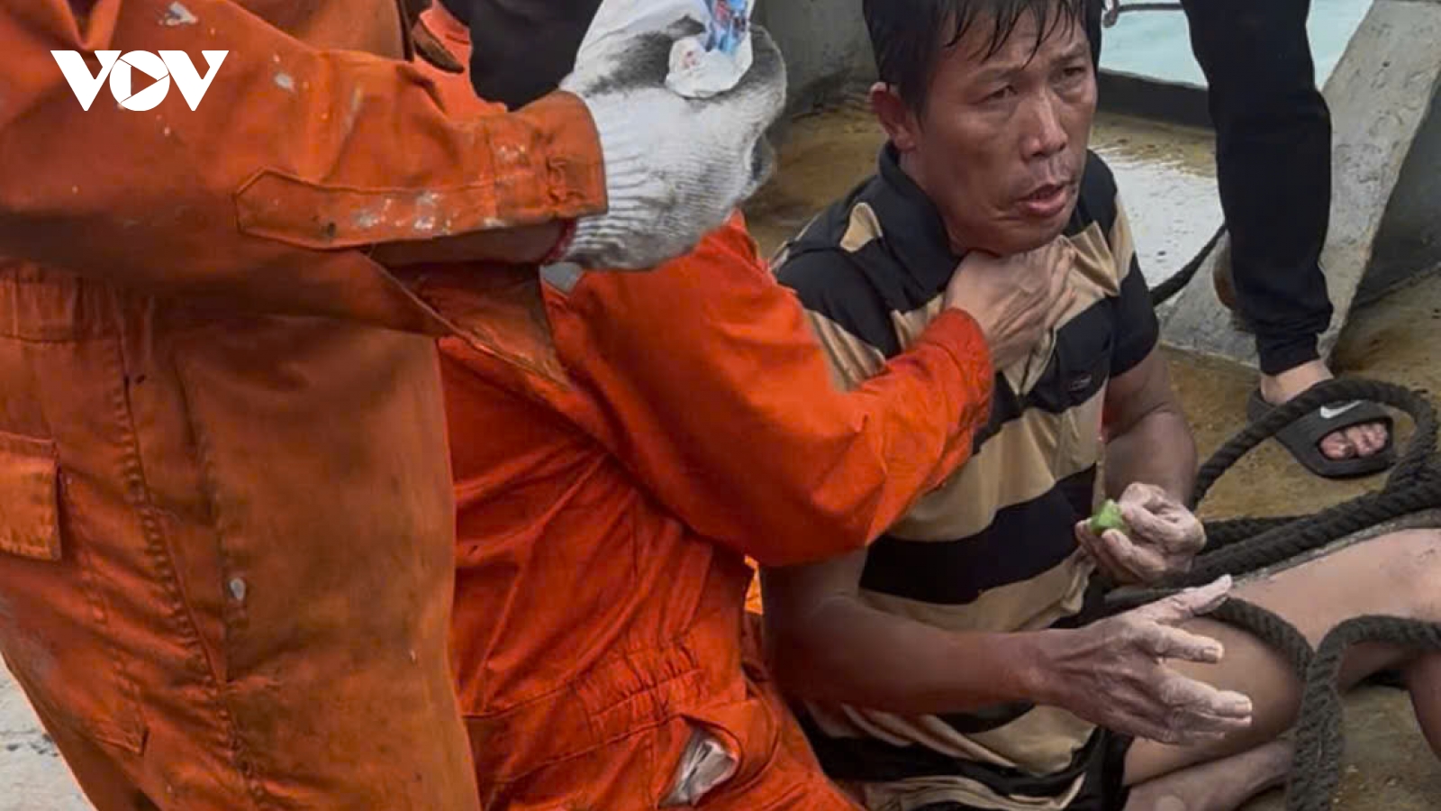 Tìm thấy 1 trong 3 nạn nhân sống sót sau 2 ngày mất tích trên biển