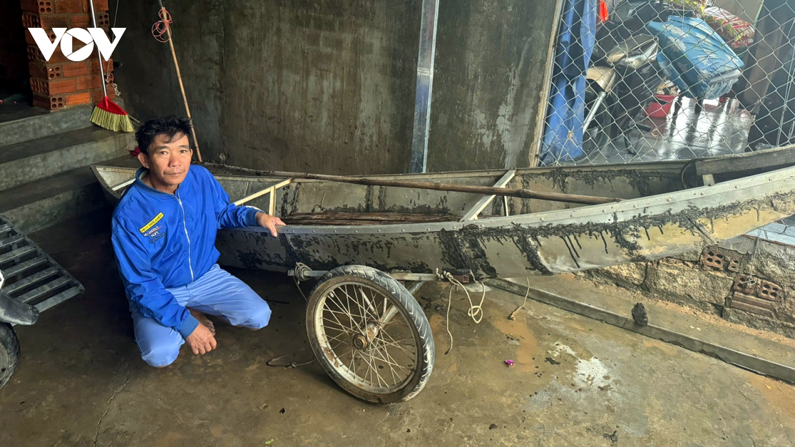 Tặng bằng khen cho những tấm gương dũng cảm lao vào dòng lũ cứu dân