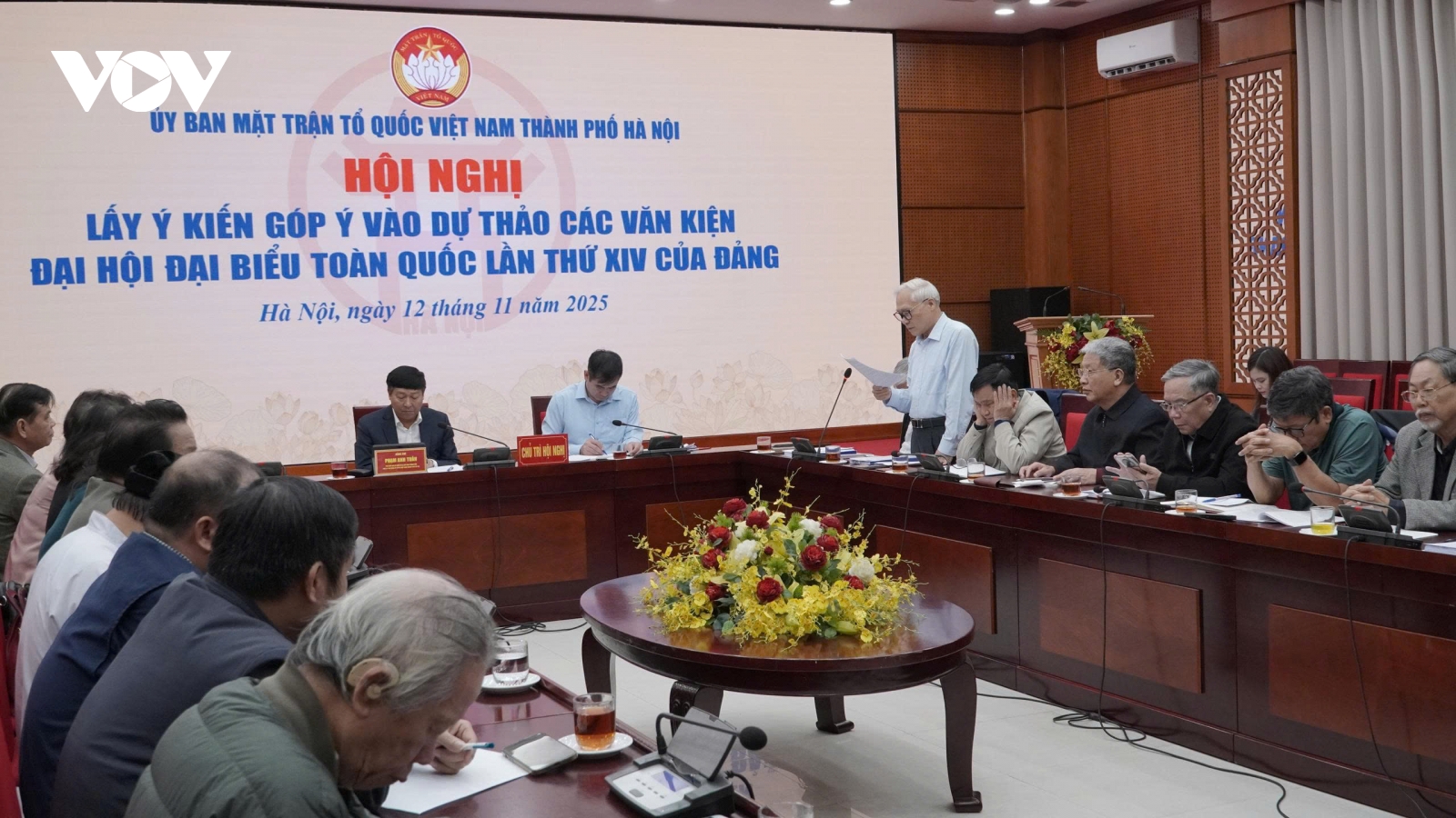 Văn kiện Đại hội XIV: Đổi mới nhưng vẫn cần đánh giá đời sống nhân dân