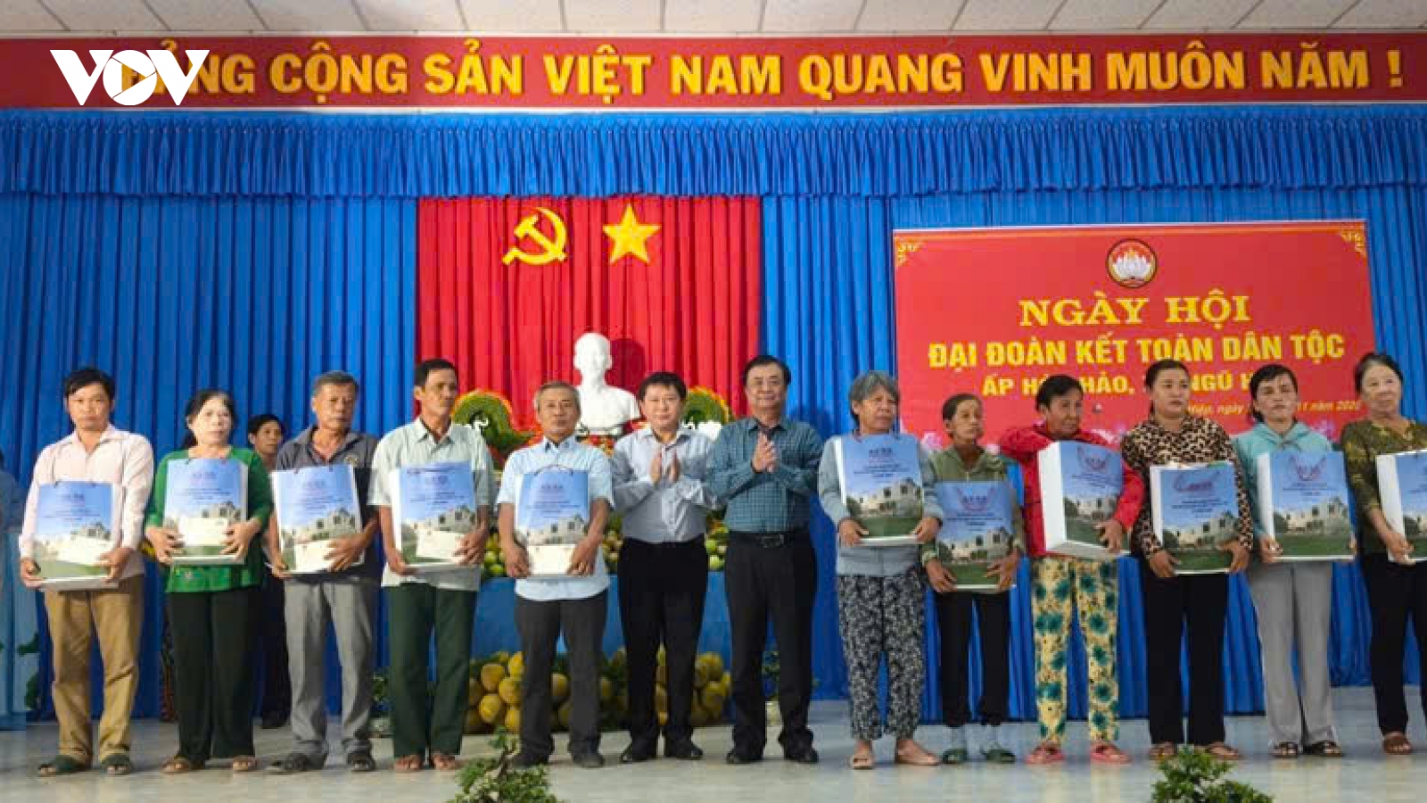 Phó Chủ tịch Quốc hội Lê Minh Hoan dự Ngày hội Đại đoàn kết dân tộc tại Đồng Tháp