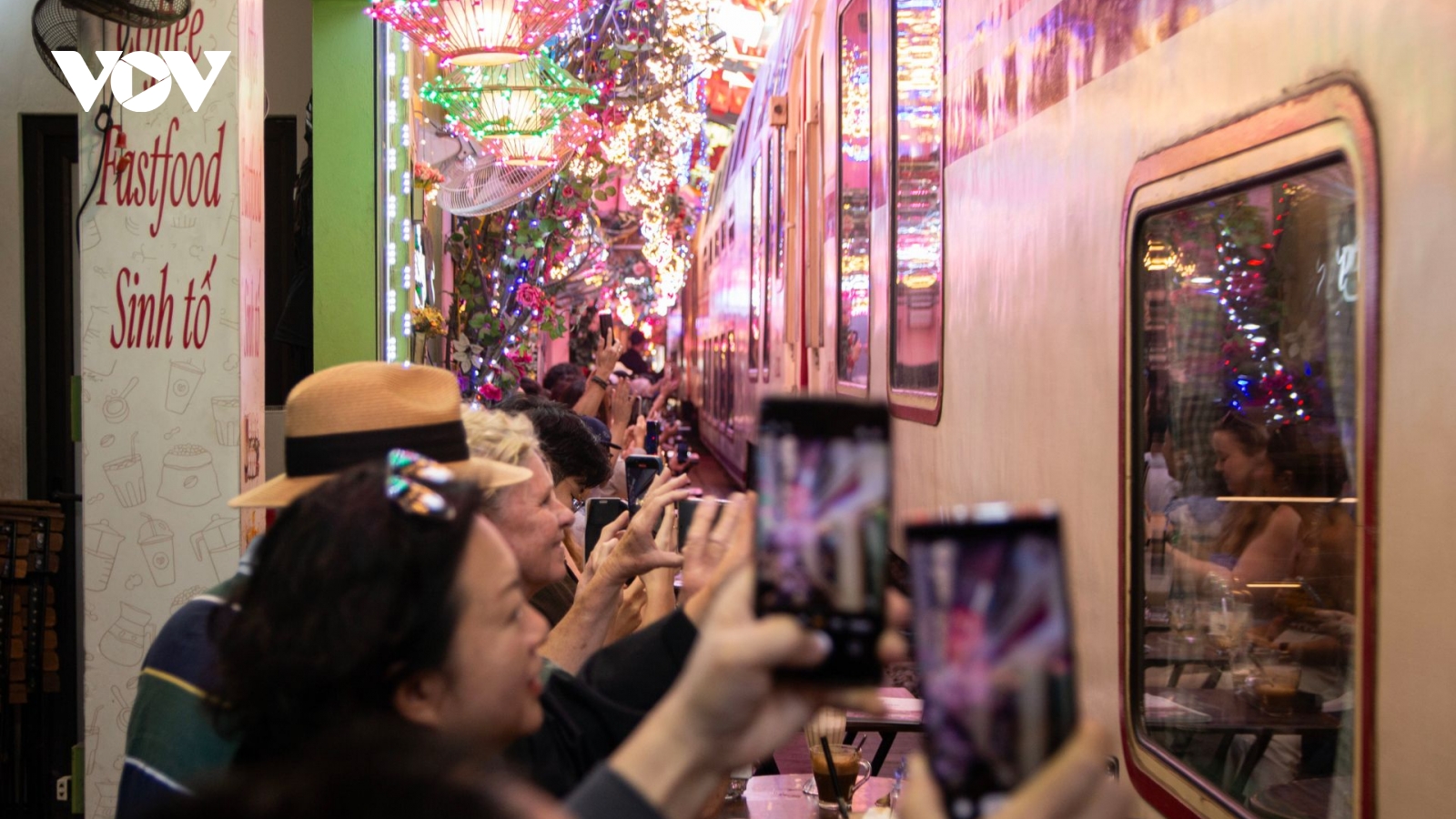 Đề xuất dừng tàu qua 'phố cà phê đường tàu': Dân ủng hộ, khách tiếc nuối