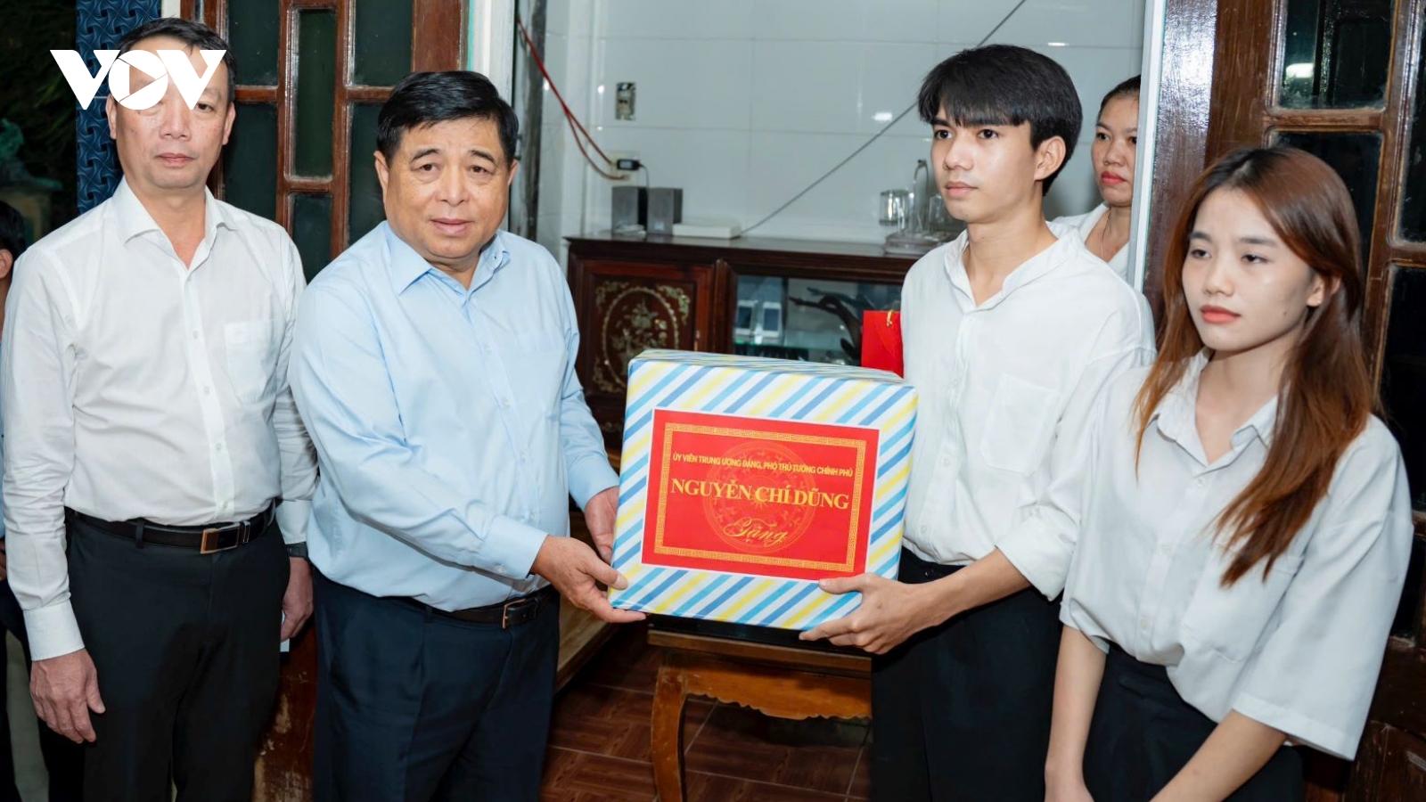 Phó Thủ tướng Nguyễn Chí Dũng thăm, tặng quà một số hộ dân bị thiệt hại do mưa lũ