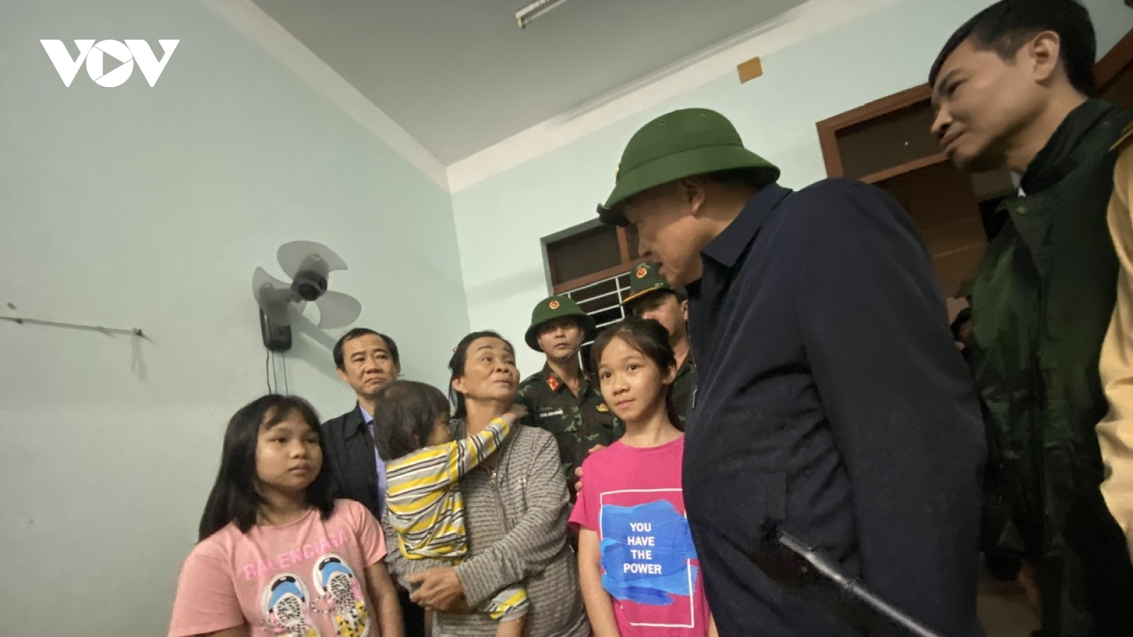 Phó thủ tướng Nguyễn Hòa Bình thăm bà con vùng rốn lũ Đông Hòa