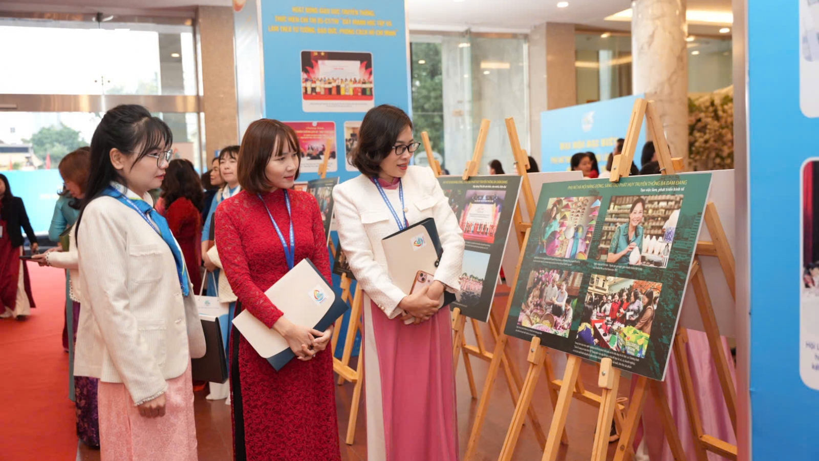 Phụ nữ tham chính: Càng áp lực, càng khẳng định bản lĩnh